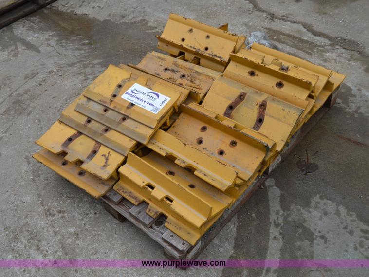 image for item I6944 Approximately 37 Caterpillar D4HXL track pads