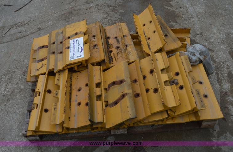 image for item I6944 Approximately 37 Caterpillar D4HXL track pads