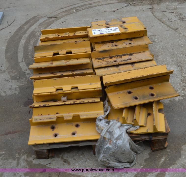 image for item I6944 Approximately 37 Caterpillar D4HXL track pads