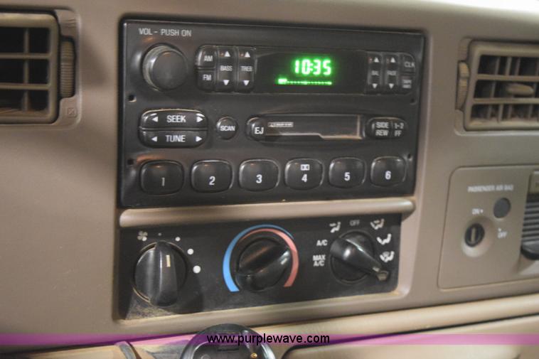 image for item I8583 2003 Ford F250 Super Duty XL SuperCab pickup truck