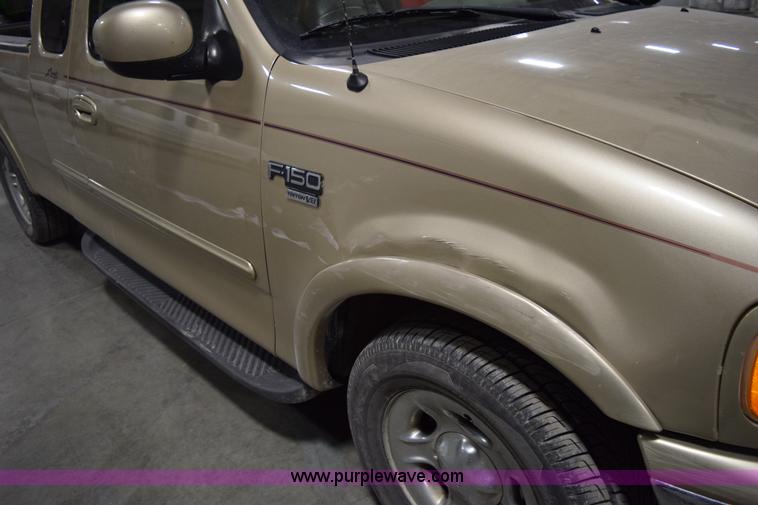 image for item I8585 2000 Ford F150 Lariat SuperCab pickup truck