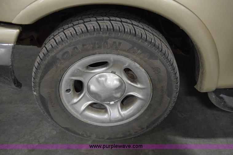 image for item I8585 2000 Ford F150 Lariat SuperCab pickup truck