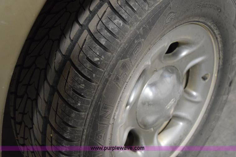 image for item I8585 2000 Ford F150 Lariat SuperCab pickup truck