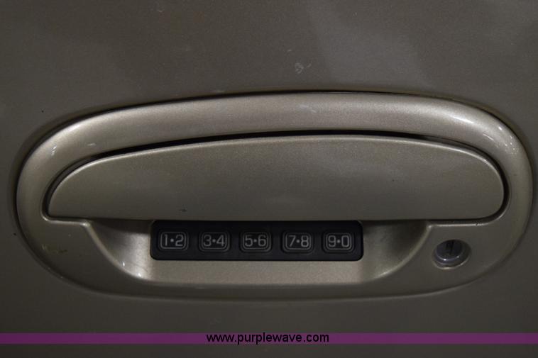 image for item I8585 2000 Ford F150 Lariat SuperCab pickup truck