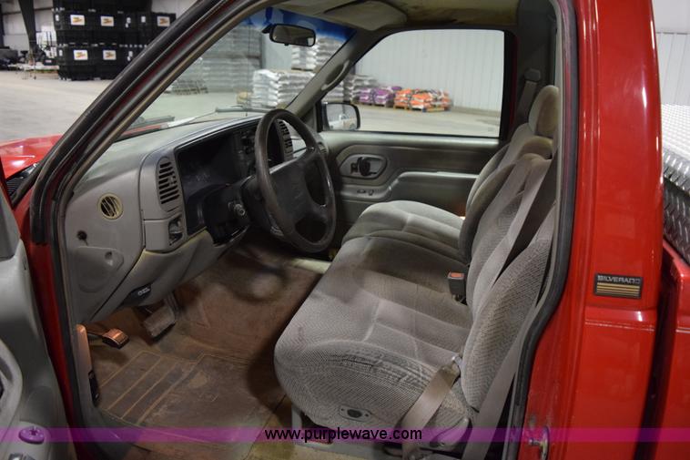 image for item I8586 1995 Chevrolet 1500 pickup truck