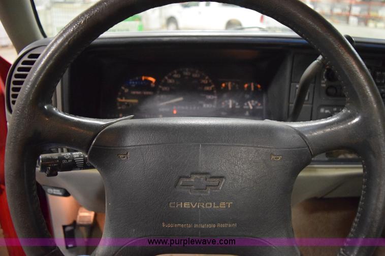 image for item I8586 1995 Chevrolet 1500 pickup truck