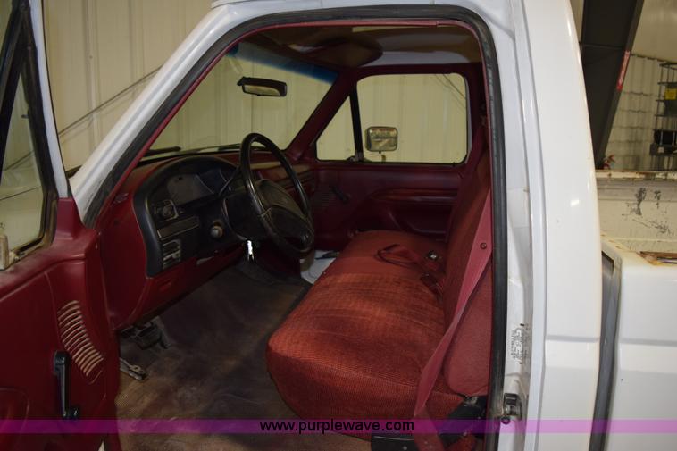 image for item I8588 1995 Ford F250 XL HD pickup truck