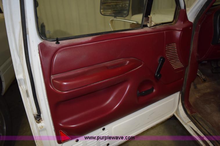 image for item I8588 1995 Ford F250 XL HD pickup truck