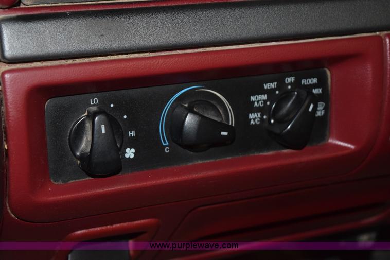 image for item I8588 1995 Ford F250 XL HD pickup truck