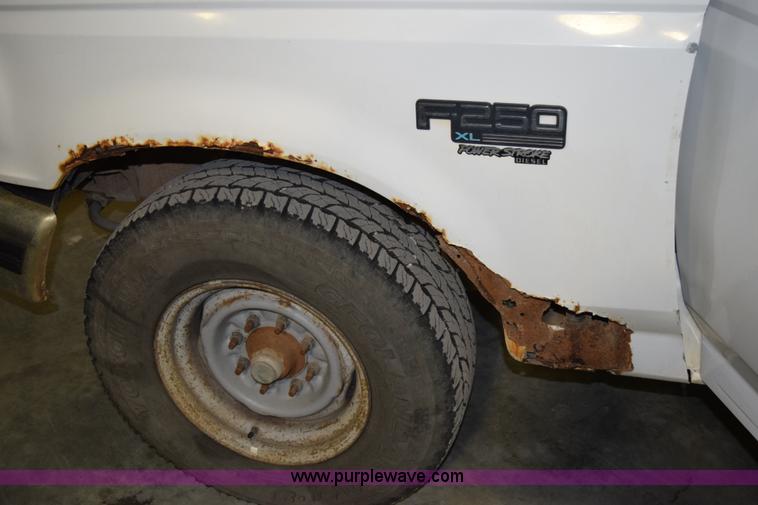 image for item I8588 1995 Ford F250 XL HD pickup truck
