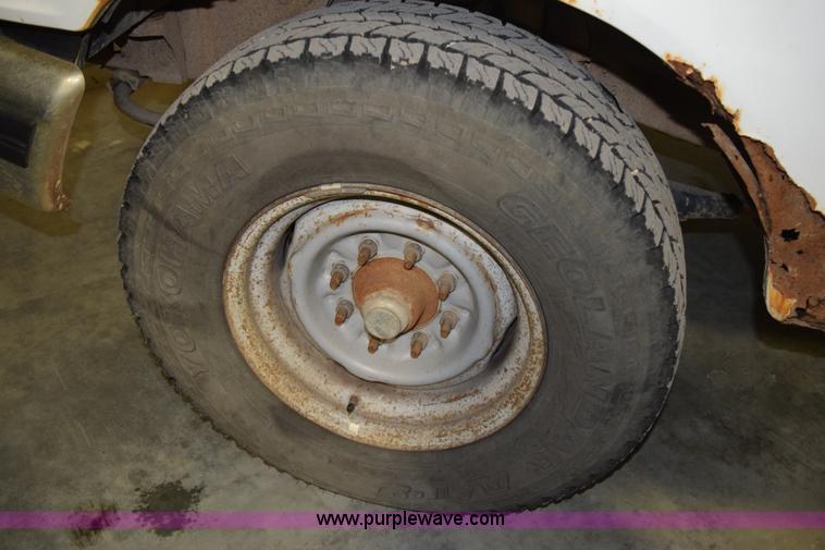 image for item I8588 1995 Ford F250 XL HD pickup truck