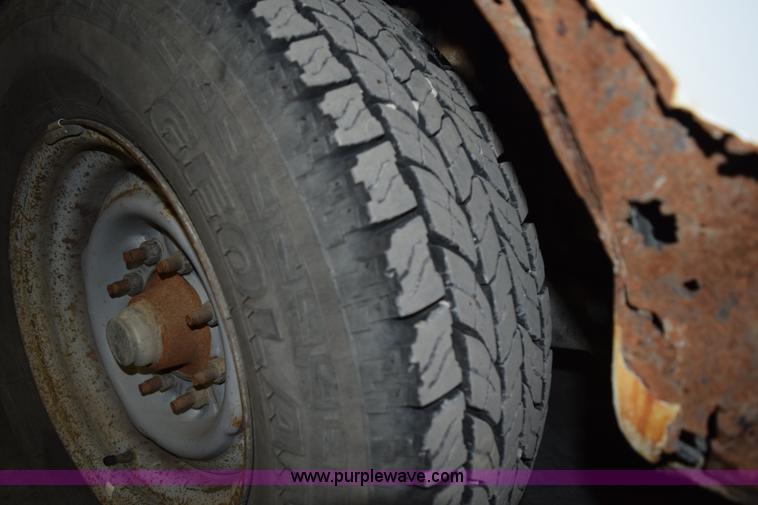 image for item I8588 1995 Ford F250 XL HD pickup truck