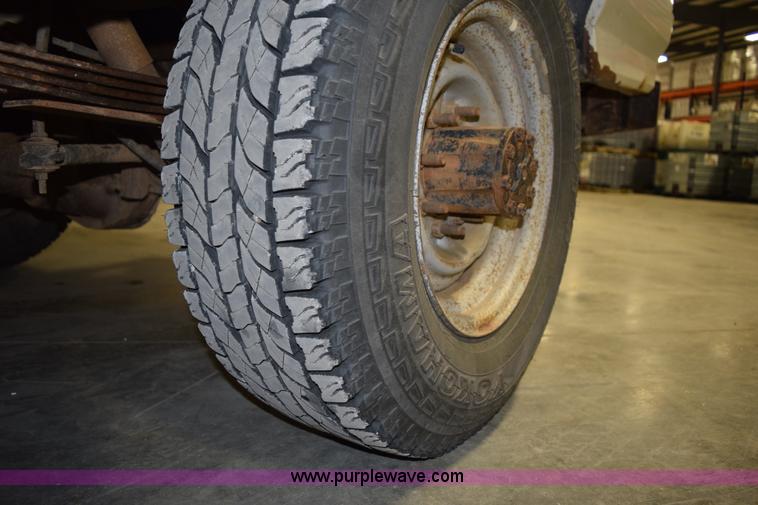 image for item I8588 1995 Ford F250 XL HD pickup truck