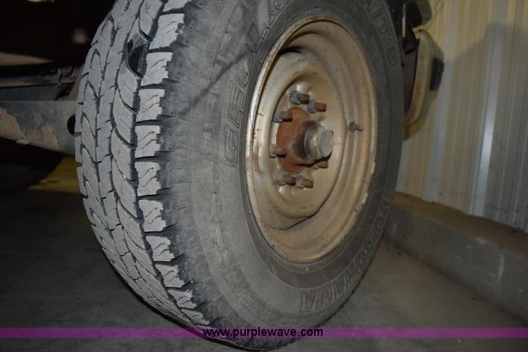 image for item I8588 1995 Ford F250 XL HD pickup truck