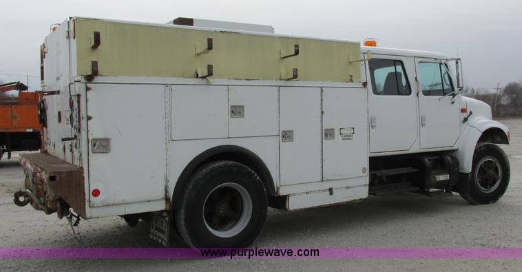 image for item I8822 1993 International 4900 Crew Cab utility truck