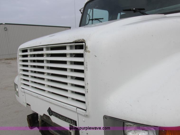 image for item I8822 1993 International 4900 Crew Cab utility truck