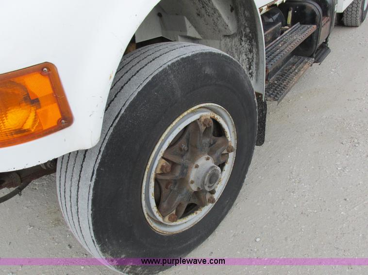 image for item I8822 1993 International 4900 Crew Cab utility truck