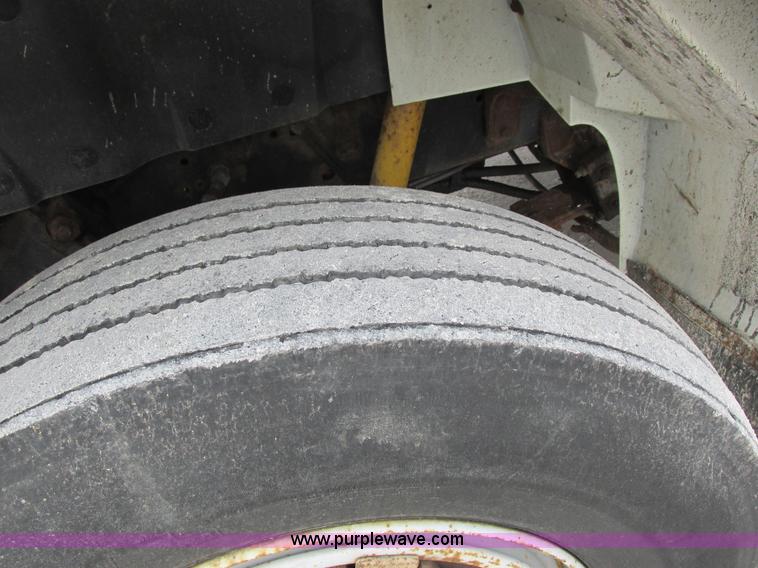 image for item I8822 1993 International 4900 Crew Cab utility truck