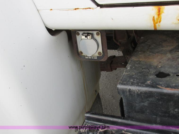 image for item I8822 1993 International 4900 Crew Cab utility truck