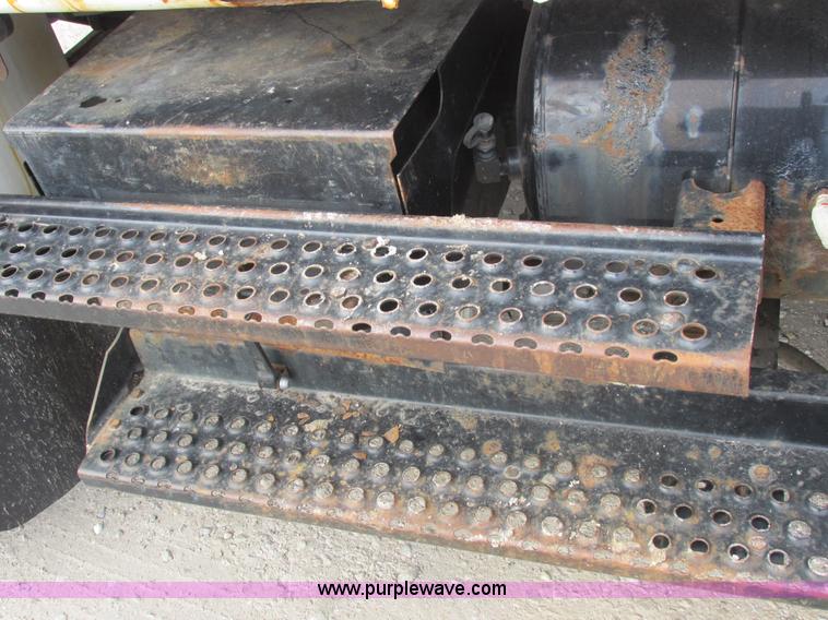 image for item I8822 1993 International 4900 Crew Cab utility truck