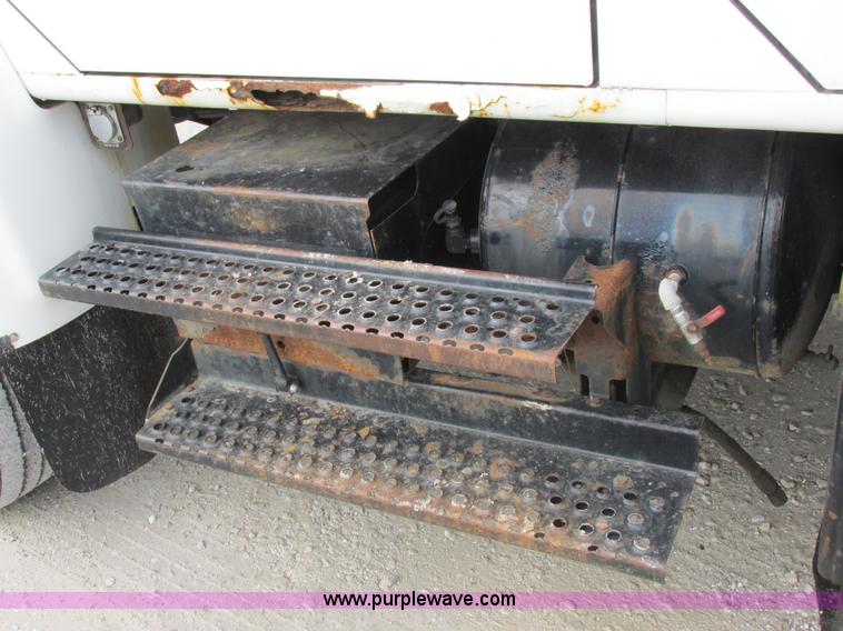 image for item I8822 1993 International 4900 Crew Cab utility truck