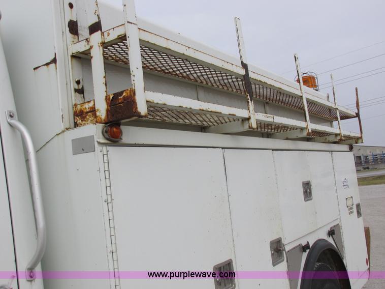 image for item I8822 1993 International 4900 Crew Cab utility truck