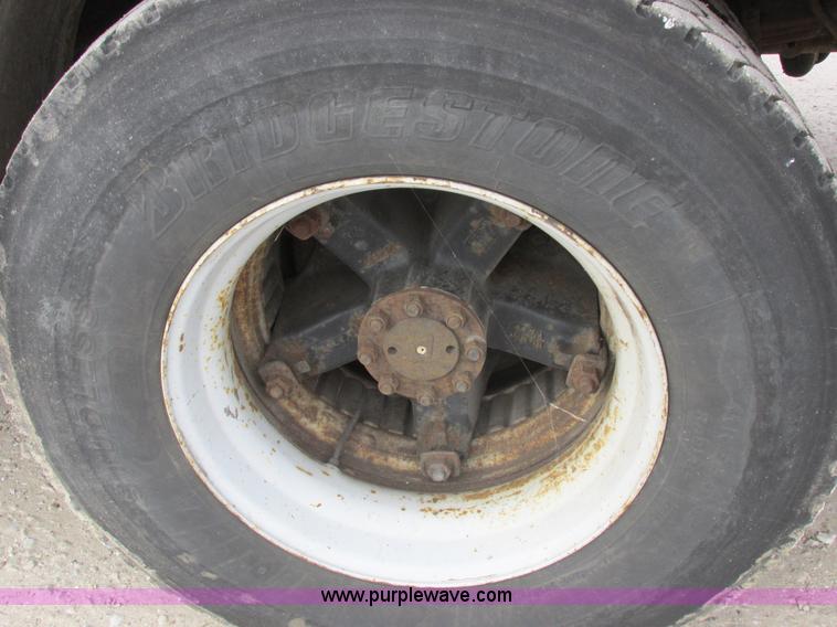 image for item I8822 1993 International 4900 Crew Cab utility truck