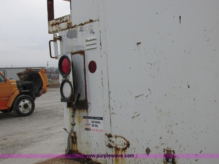 image for item I8822 1993 International 4900 Crew Cab utility truck