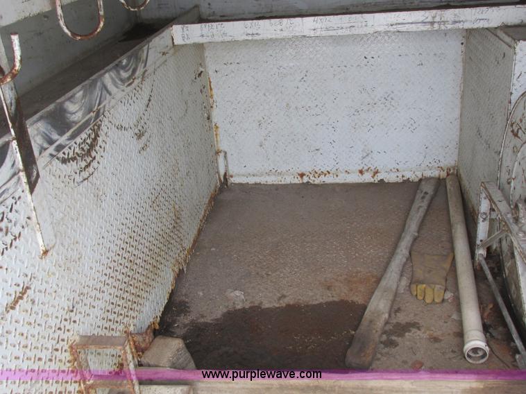 image for item I8822 1993 International 4900 Crew Cab utility truck