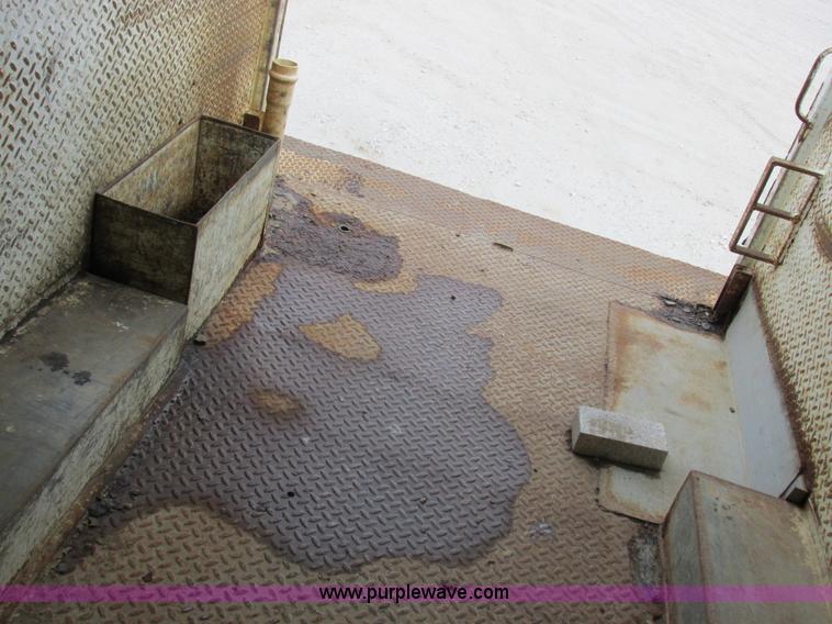 image for item I8822 1993 International 4900 Crew Cab utility truck