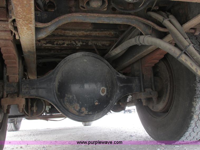 image for item I8822 1993 International 4900 Crew Cab utility truck