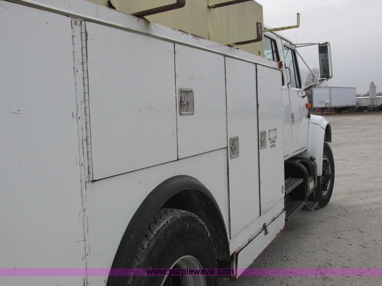 image for item I8822 1993 International 4900 Crew Cab utility truck