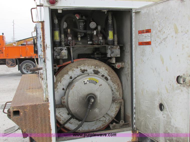 image for item I8822 1993 International 4900 Crew Cab utility truck