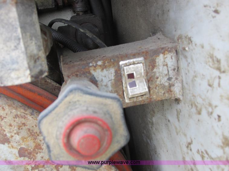 image for item I8822 1993 International 4900 Crew Cab utility truck