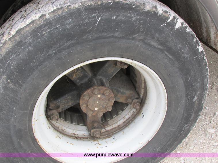 image for item I8822 1993 International 4900 Crew Cab utility truck