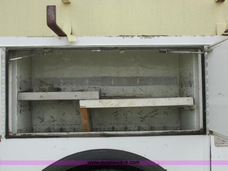 image for item I8822 1993 International 4900 Crew Cab utility truck