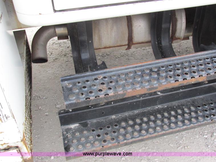 image for item I8822 1993 International 4900 Crew Cab utility truck