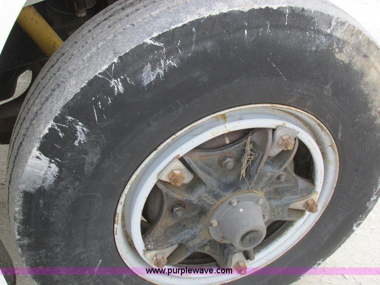 image for item I8822 1993 International 4900 Crew Cab utility truck