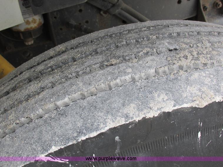 image for item I8822 1993 International 4900 Crew Cab utility truck