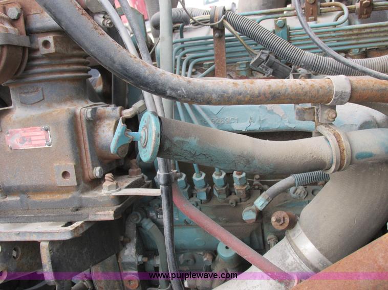 image for item I8822 1993 International 4900 Crew Cab utility truck