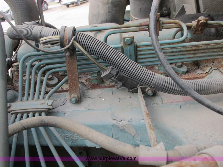 image for item I8822 1993 International 4900 Crew Cab utility truck