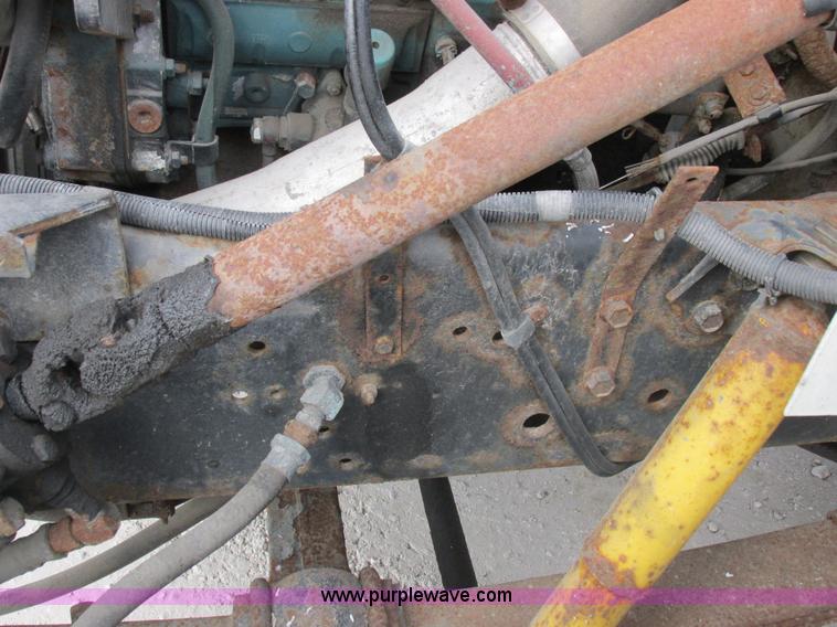 image for item I8822 1993 International 4900 Crew Cab utility truck