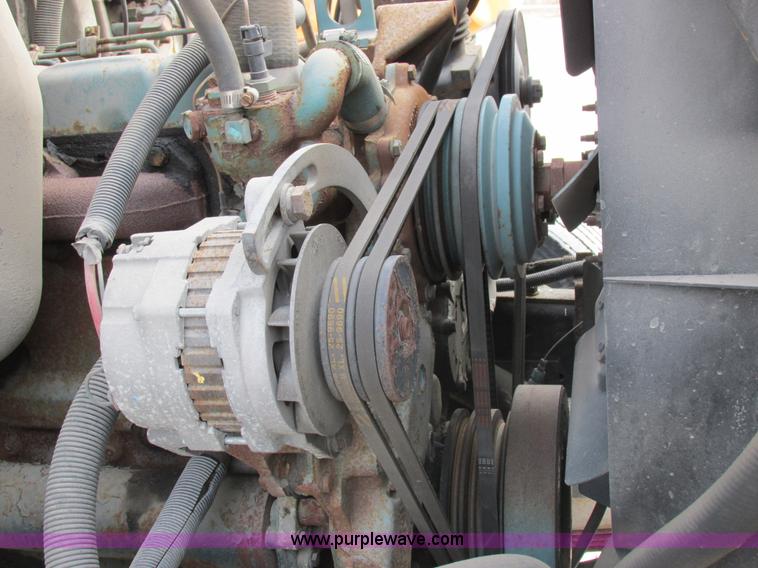 image for item I8822 1993 International 4900 Crew Cab utility truck