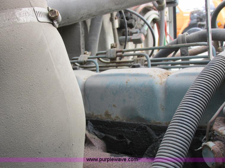 image for item I8822 1993 International 4900 Crew Cab utility truck