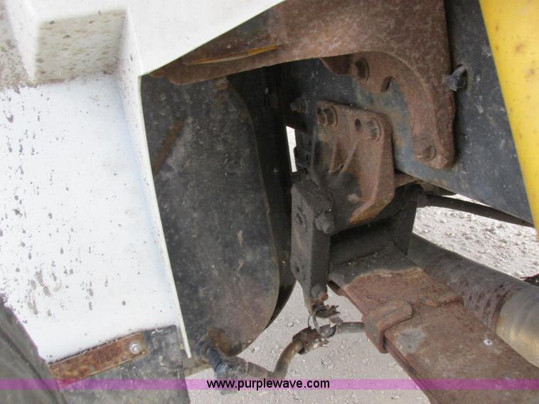 image for item I8822 1993 International 4900 Crew Cab utility truck