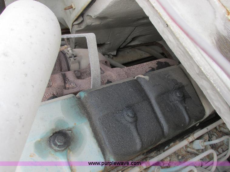 image for item I8822 1993 International 4900 Crew Cab utility truck