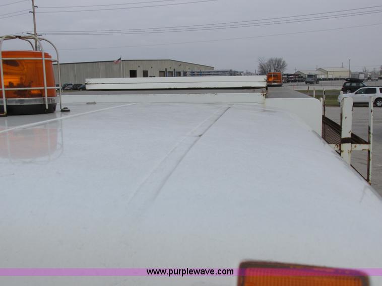 image for item I8822 1993 International 4900 Crew Cab utility truck