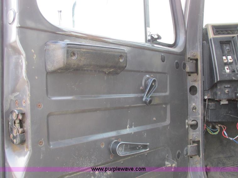 image for item I8822 1993 International 4900 Crew Cab utility truck