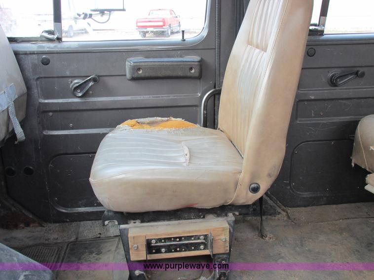 image for item I8822 1993 International 4900 Crew Cab utility truck