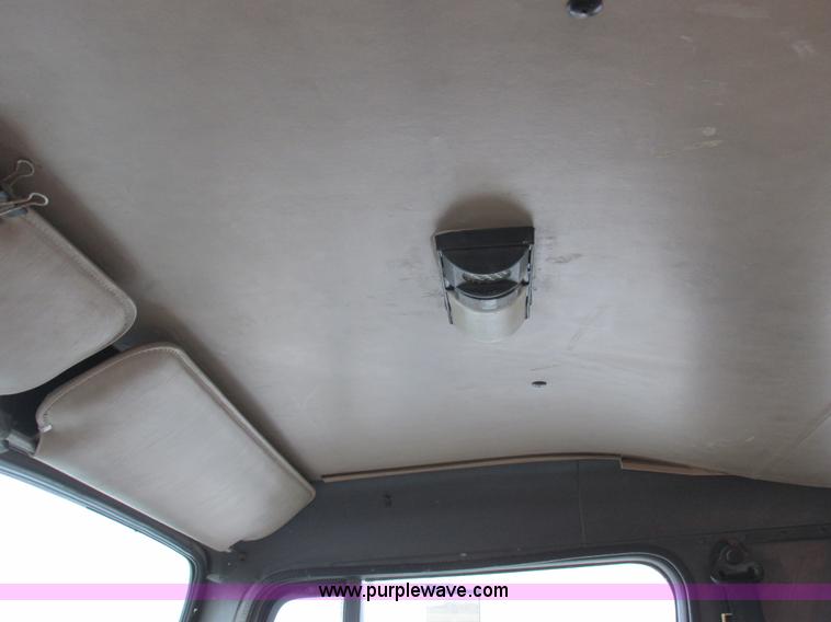 image for item I8822 1993 International 4900 Crew Cab utility truck